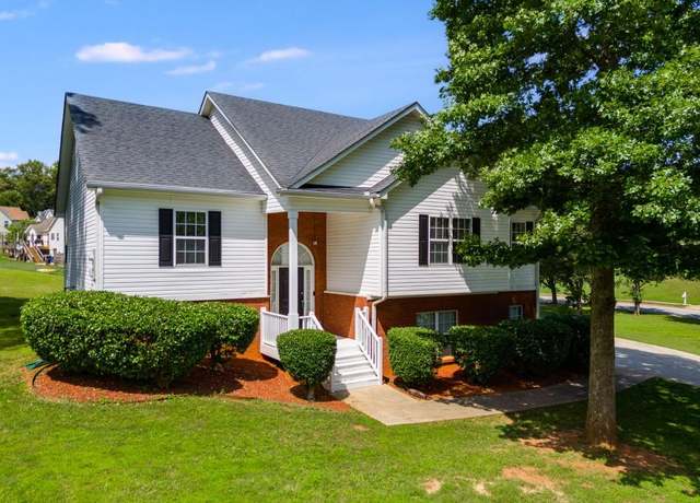 Property at 5077 Fieldview Dr, Douglasville, GA 30135, 4 beds, 3 baths