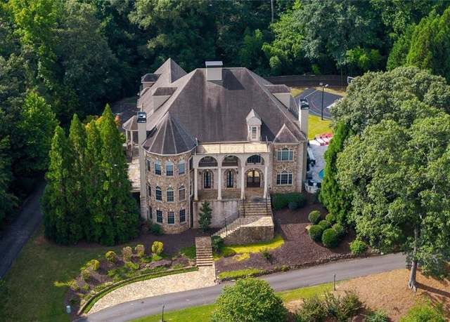 Property at 11140 W Rd, Roswell, GA 30075, 6 beds, 7 baths