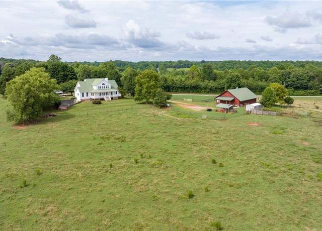 Property at 700 Chopped Oak Church Rd, Toccoa, GA 30577, 3 beds, 2.5 baths