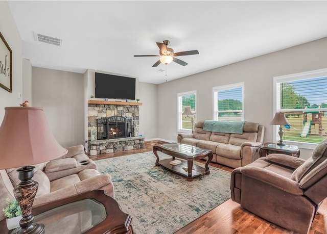 Property at 488 Brown Station Dr, Williamson, GA 30292, 4 beds, 2.5 baths