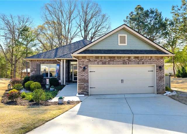 Property at 745 Skyview Dr, Commerce, GA 30529, 3 beds, 2 baths