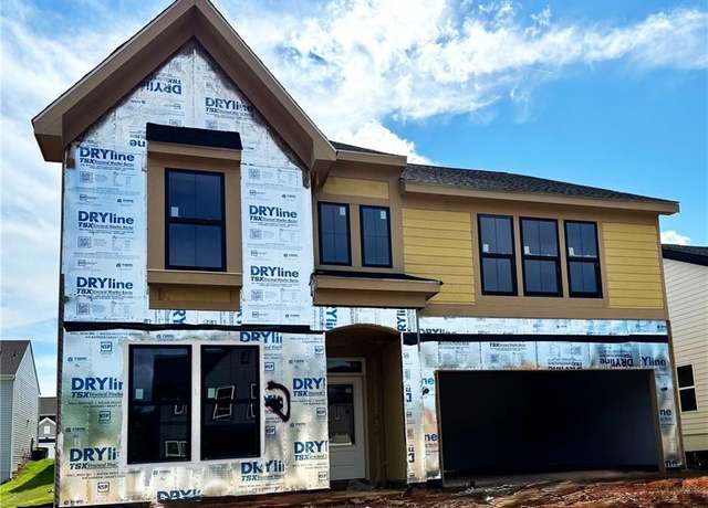 Property at 752 Crystal Lake Pkwy, Hoschton, GA 30548, 5 beds, 3 baths