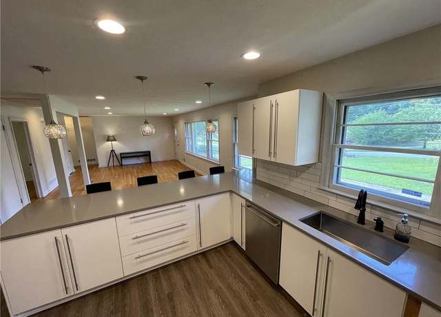 Property at 2720 Birchwood Way SW, Marietta, GA 30060, 3 beds, 2 baths