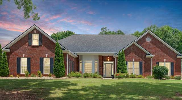 Photo of 915 Cruce Lake Dr, Hoschton, GA 30548