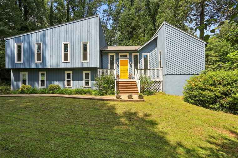 Photo of 2155 Kinridge Rd Marietta, GA 30062