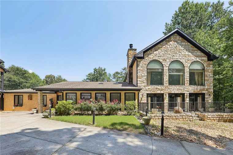 Photo of 1024 Lake Charles Dr Roswell, GA 30075