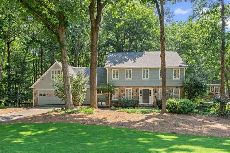 Photo of 220 Hollyridge Dr Roswell, GA 30076