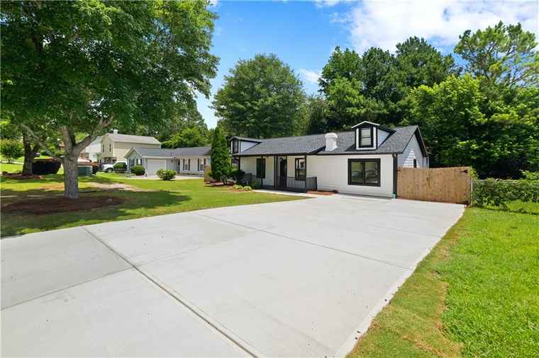 Photo of 4946 Lake Ridge Trl Lilburn, GA 30047