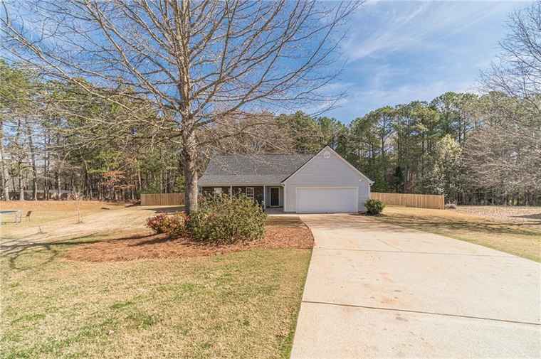 Photo of 704 Stonecrest Ln Loganville, GA 30052