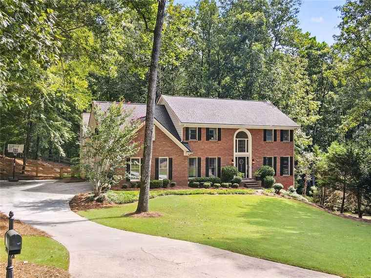 Photo of 2320 Roxburgh Dr Roswell, GA 30076
