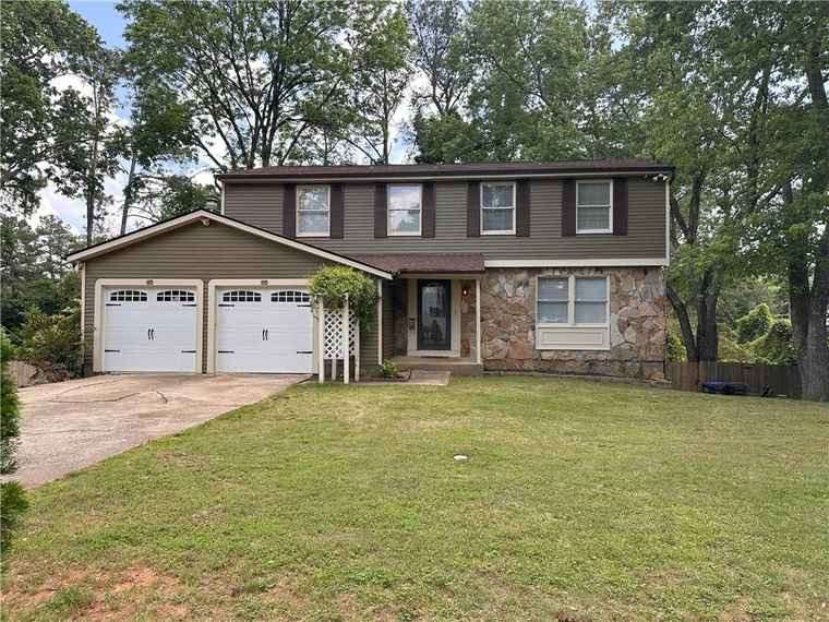 Photo of 1055 Worthington Hills Dr Roswell, GA 30076
