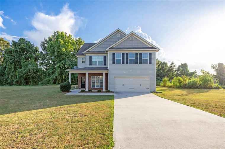 Photo of 1233 St James Pl Loganville, GA 30052