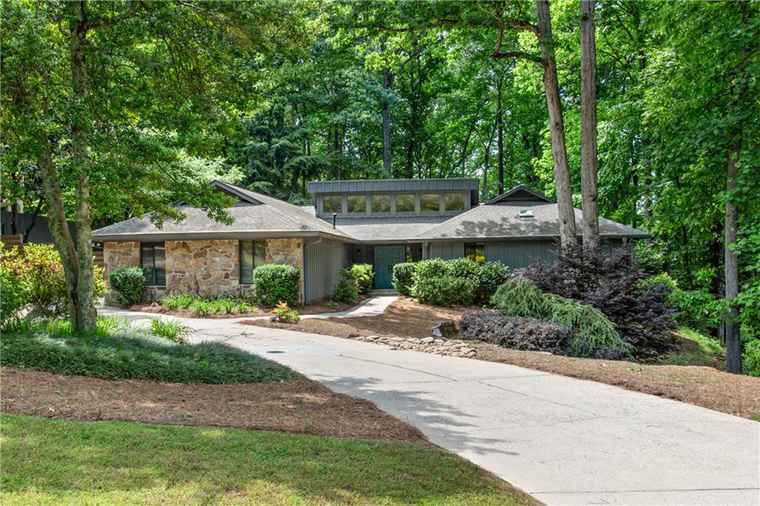 Photo of 220 Mountain Pt Roswell, GA 30075