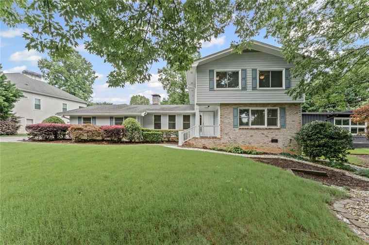 Photo of 2737 Fontainebleau Dr Dunwoody, GA 30360