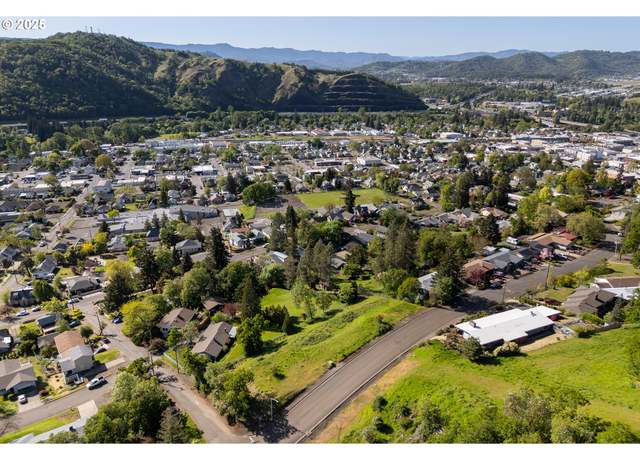 Property at 1274 SE Kane St, Roseburg, OR 97470
