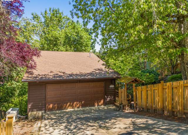 Property at 6416 SW 33rd Pl, Portland, OR 97239, 3 beds, 2.5 baths