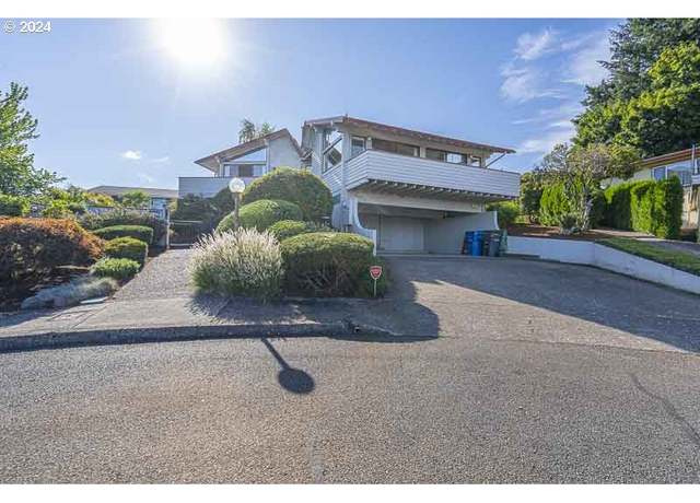 Property at 3467 Champlain Ct NW, Salem, OR 97304, 4 beds, 4 baths
