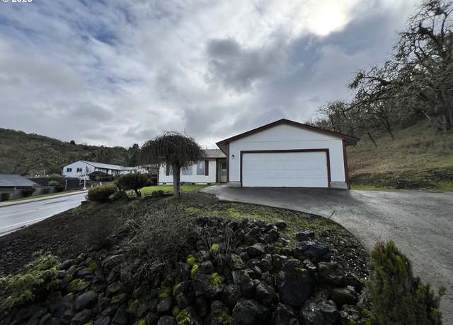 Property at 1490 NE Lincoln St, Roseburg, OR 97470, 3 beds, 2 baths