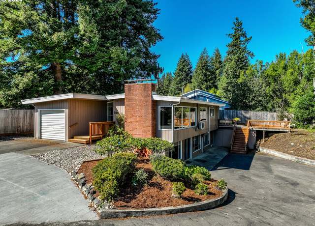 Property at 930 W 10th St, Coquille, OR 97423, 4 beds, 3 baths