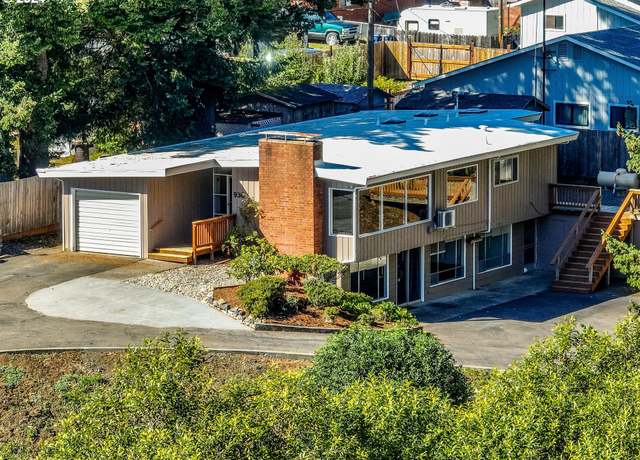 Property at 930 W 10th St, Coquille, OR 97423, 4 beds, 3 baths