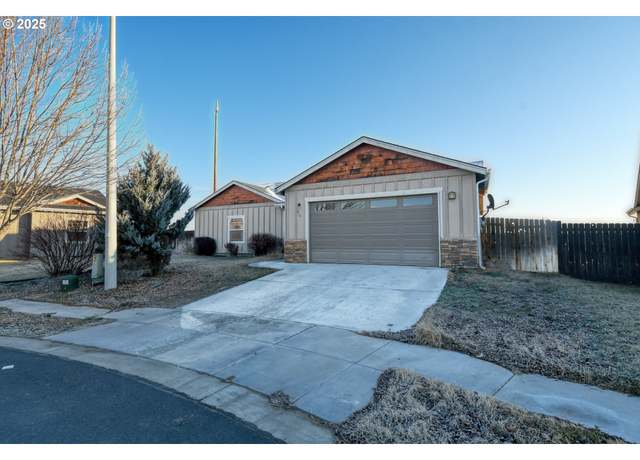 Property at 376 NW Crestview Ct, Hermiston, OR 97838, 4 beds, 2 baths