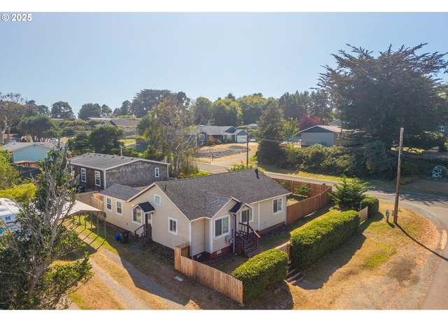 Property at 520 5th St SE, Bandon, OR 97411, 2 beds, 1.5 baths