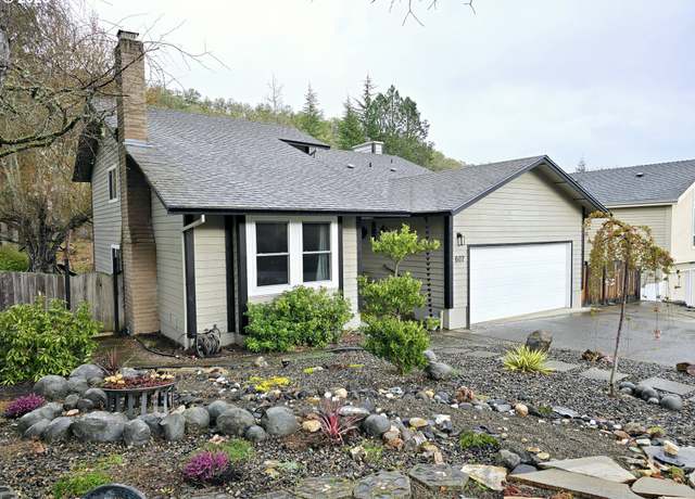Property at 607 NW Woodoak Dr, Roseburg, OR 97471, 4 beds, 2.5 baths