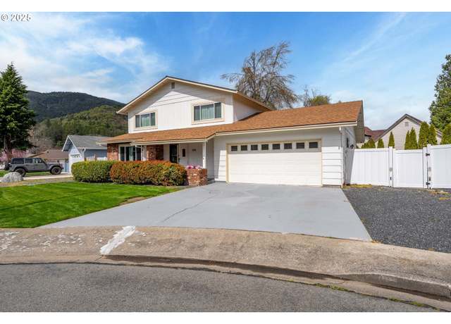 Property at 109 Hickory Dr, Rogue River, OR 97537, 3 beds, 2.5 baths