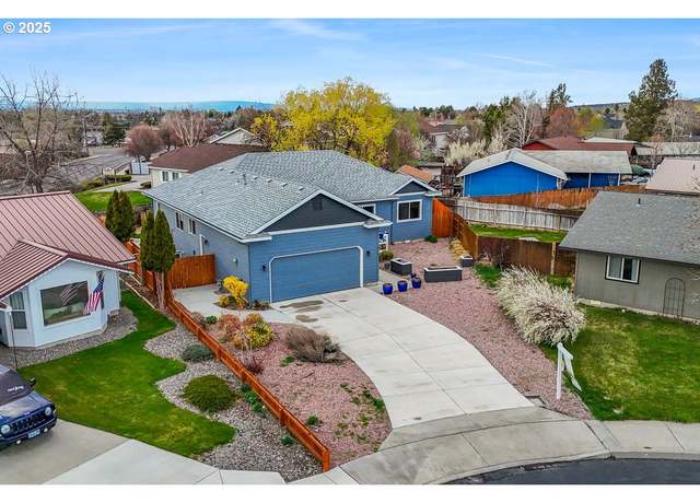 Property at 855 NW Maple Ln, Redmond, OR 97756, 3 beds, 2 baths