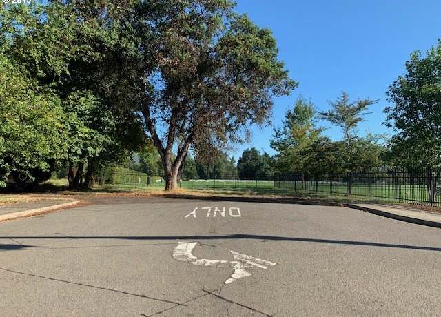 Property at 1802 W Harvard Ave, Roseburg, OR 97471