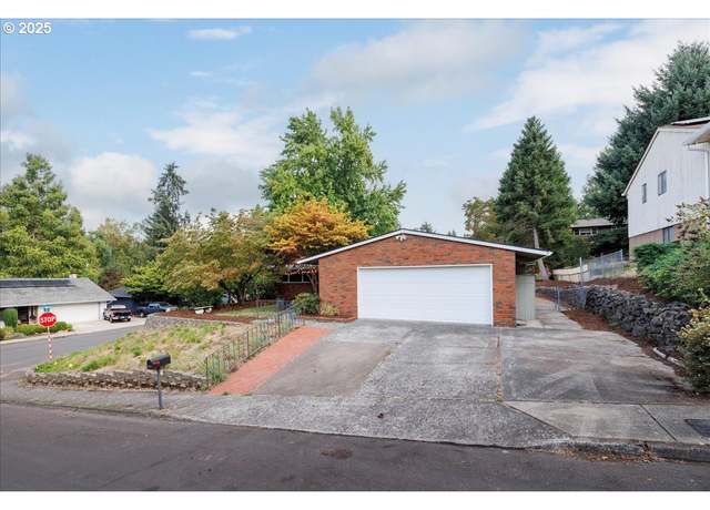 Property at 10985 SW Mira Ct, Portland, OR 97223, 3 beds, 2.5 baths