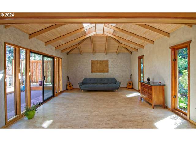 Property at 2275 Floral Hill Dr, Eugene, OR 97403, 3 beds, 3 baths