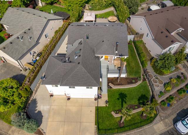 Property at 1146 Fairway Dr, Washougal, WA 98671, 5 beds, 4 baths