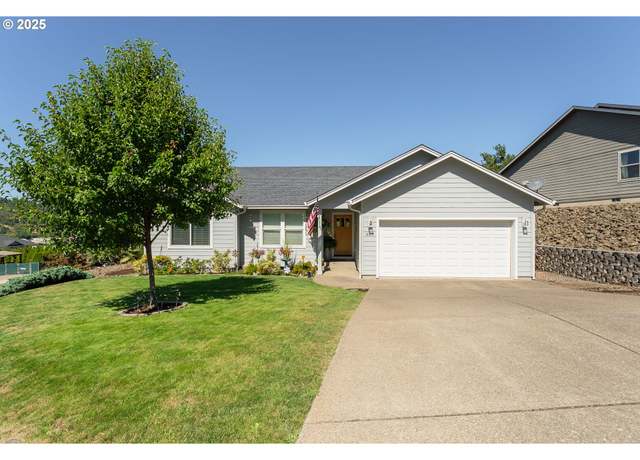 Property at 628 NE Cummins St, Roseburg, OR 97470, 3 beds, 2 baths