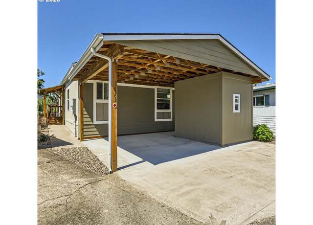 Property at 11568 SW Royal Villa Dr, Tigard, OR 97224, 2 beds, 2 baths