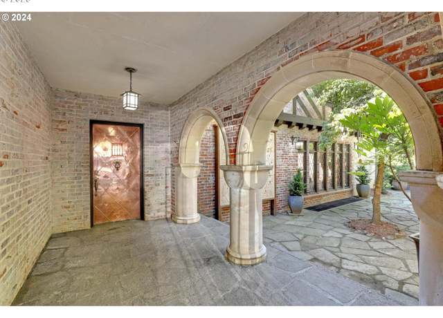 Property at 10930 SW Walker Rd, Beaverton, OR 97005, 6 beds, 4.5 baths