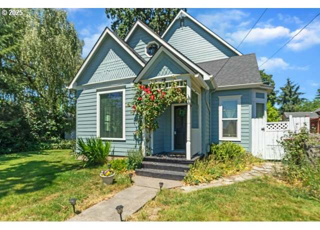 Property at 423 E Main St, Carlton, OR 97111, 5 beds, 3 baths