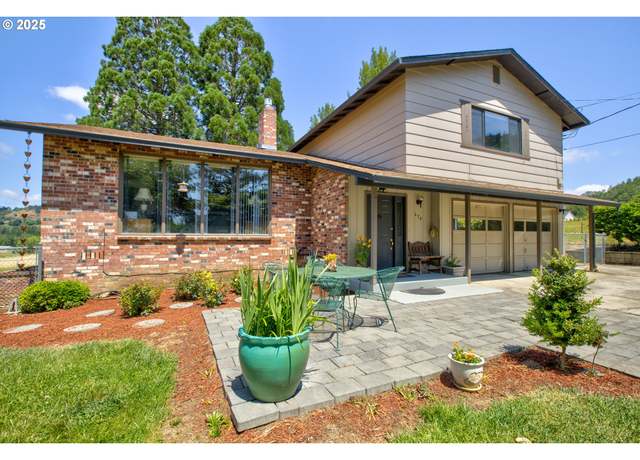 Property at 270 Glenwood Ct, Roseburg, OR 97471, 3 beds, 2.5 baths