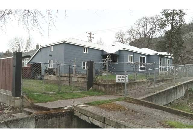 Property at 113 N Walnut St, Bingen, WA 98605, 2 beds, 2 baths