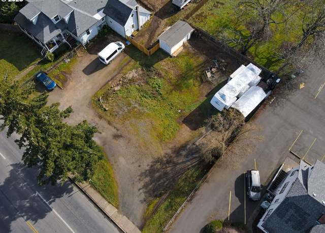Property at 1827 E Main St, Cottage Grove, OR 97424