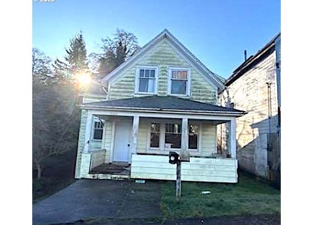 Property at 1741 Franklin Ave, Astoria, OR 97103, 3 beds, 1.5 baths