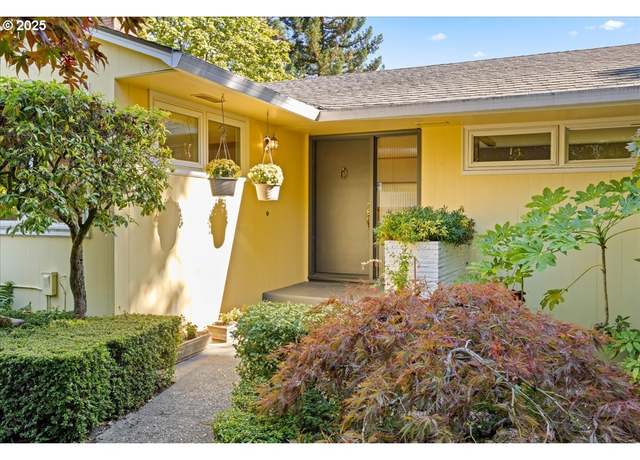 Property at 6700 SW Canyon Dr, Portland, OR 97225, 4 beds, 3 baths