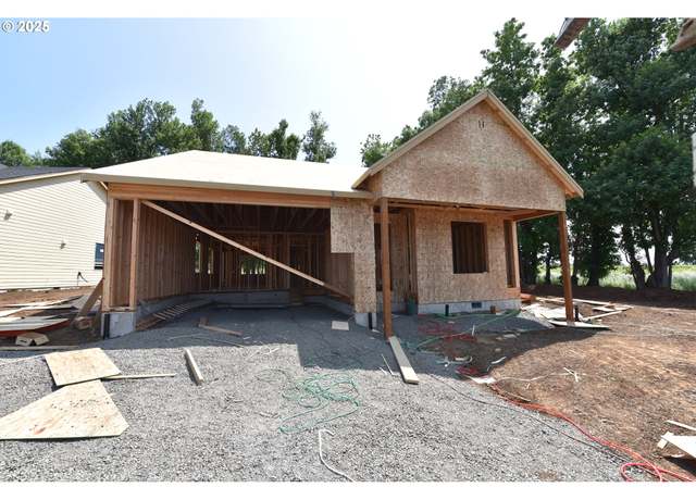 Property at 871 Oakleaf Way, Silverton, OR 97381, 4 beds, 2 baths
