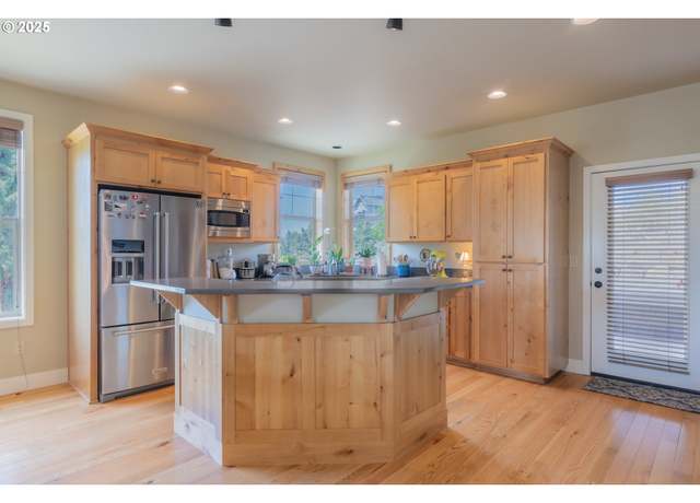 Property at 1202 SE Yarrow Ave, Madras, OR 97741, 3 beds, 2 baths