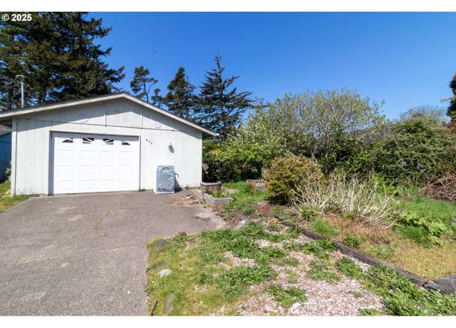 Property at 975 Kingwood St, Florence, OR 97439, 2 beds, 1.5 baths