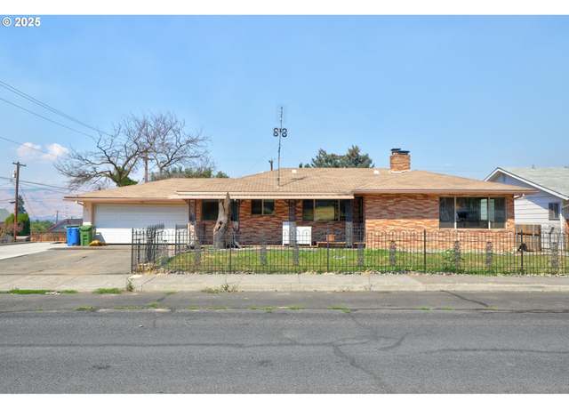 Property at 601 E 12th St, The Dalles, OR 97058, 3 beds, 2 baths