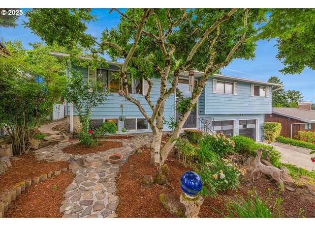 Property at 12208 SE 38th Ave, Milwaukie, OR 97222, 4 beds, 3 baths