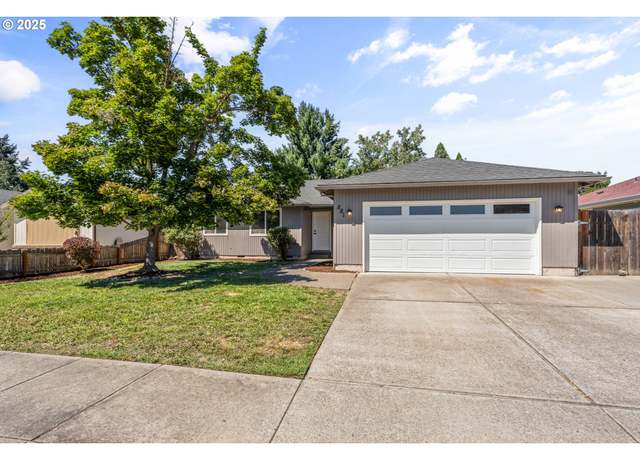 Property at 881 Westrop Dr, Central Point, OR 97502, 4 beds, 2 baths