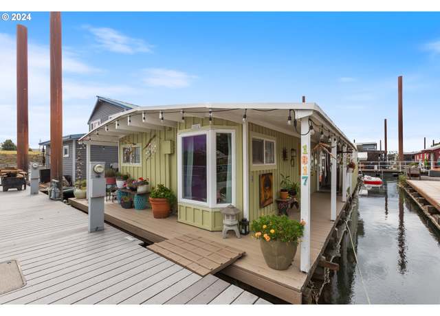 Property at 1817 N Jantzen Ave, Portland, OR 97217, 2 beds, 1.5 baths