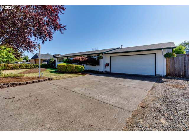 Property at 585 S 9th St, Harrisburg, OR 97446, 3 beds, 1 bath